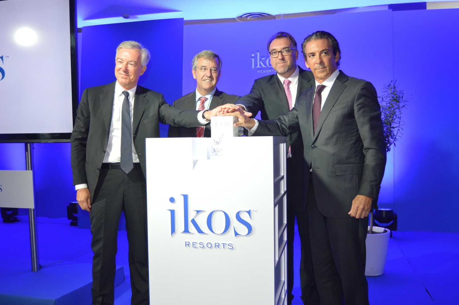 Un momento del acto simbólico de colocación de la primera piedra de Ikos.