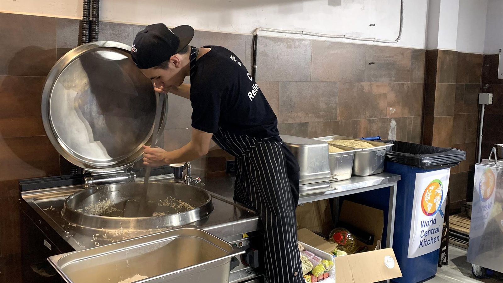 Un trabajador de la fábrica de cerveza artesanal Pravda cocina para los refugiados de Leópolis (Ucrania)