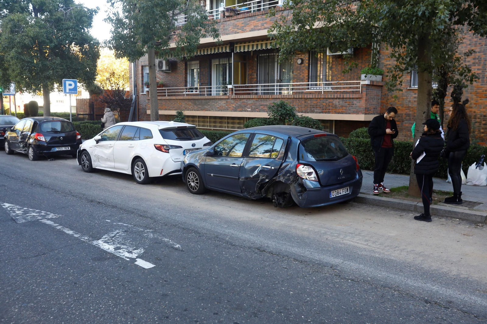 Estado en el que han quedado varios de los coches contra los que ha chocado. Estado en el que han quedado varios de los coches contra los que ha chocado.