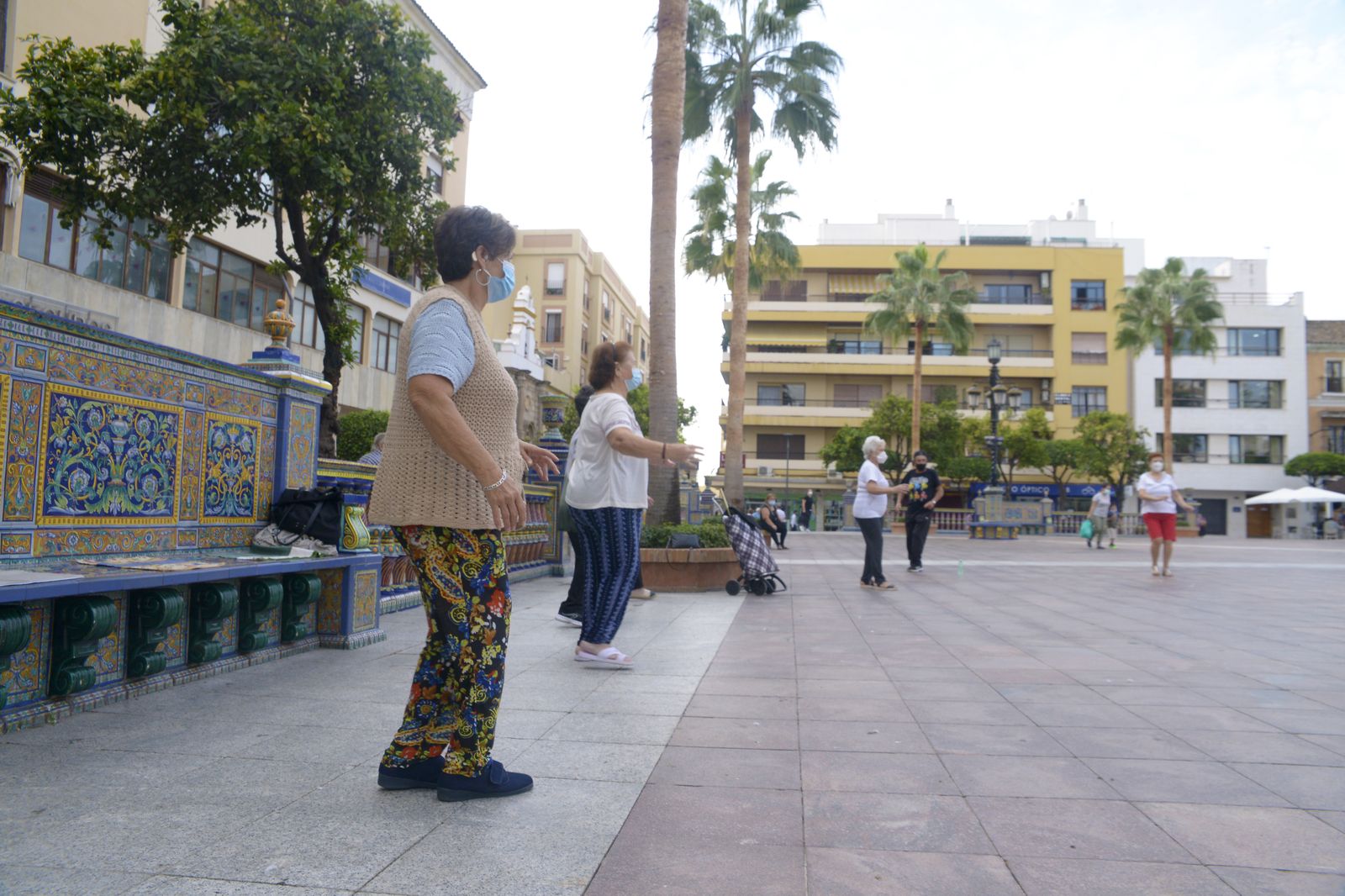 Fotos de personas mayores haciendo gimnasia en la Plaza Alta