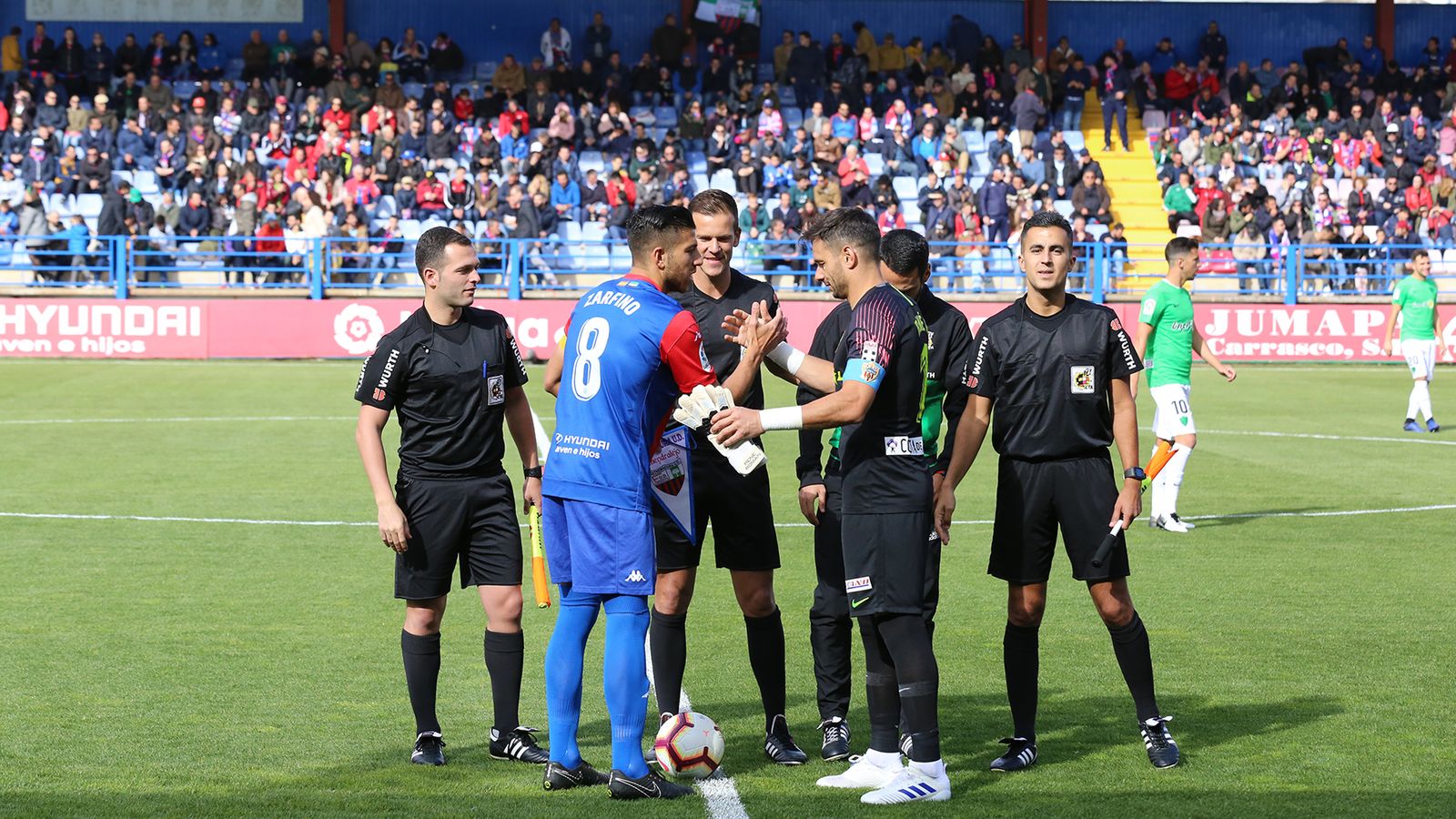 René saluda a Zarfino en el sorteo de campos en el Francisco de la Hera