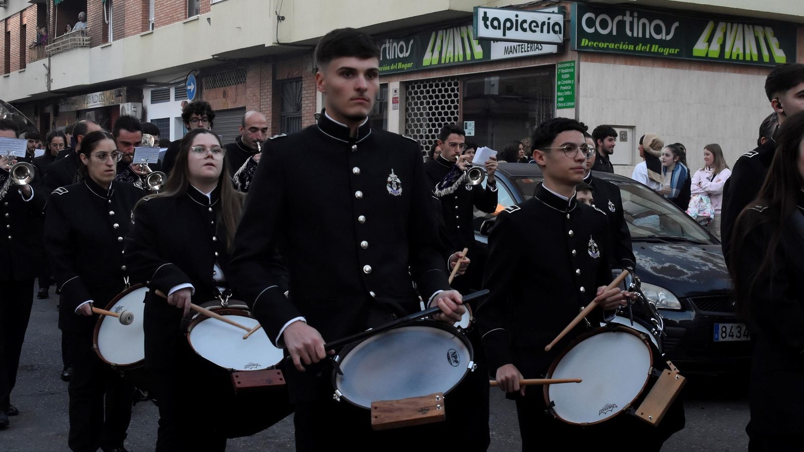 Varios componentes de la banda de Íllora durante la procesión del año pasado.