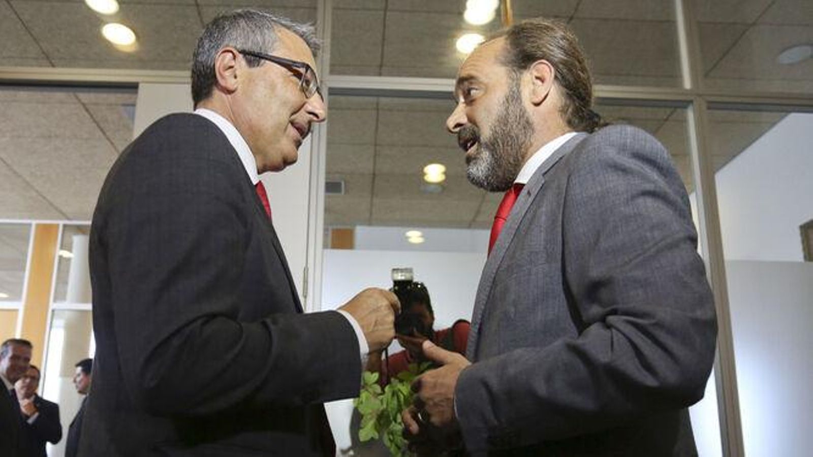 Francisco Salado, presidente de la Diputación, dialoga con Juan Cassá.