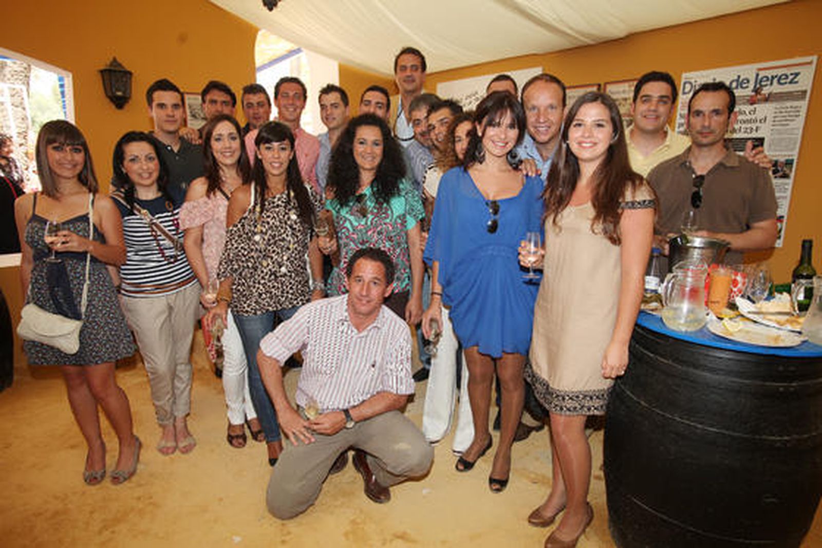 Varios miembros de la empresa distribuidora de Vodafone en Jerez, junto con Marisa López.

Foto: Vanesa Lobo