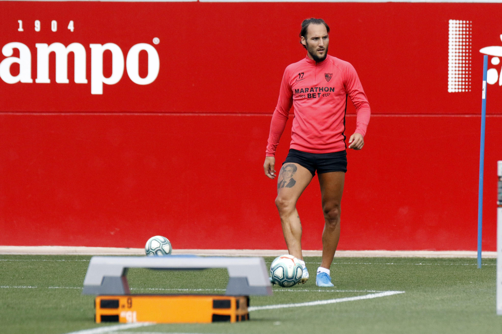 Nemanja Gudelj, en uno de los entrenamientros de la primera fase.