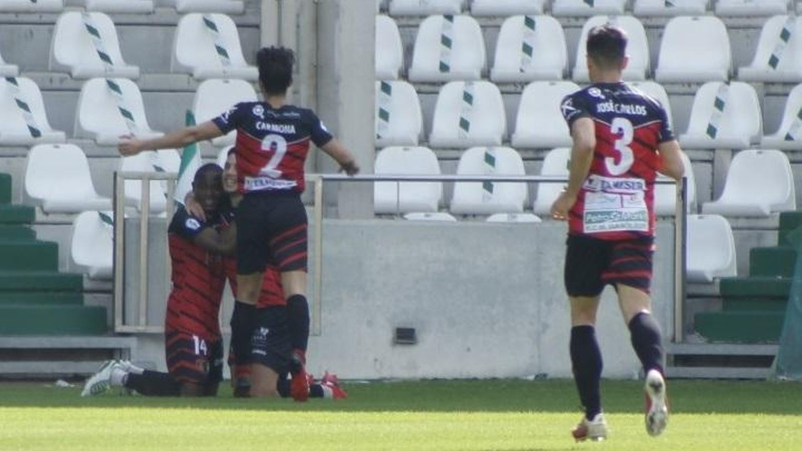 Ezequiel Lamarca celebra su primer tanto con Félix Chenkam y Carmona