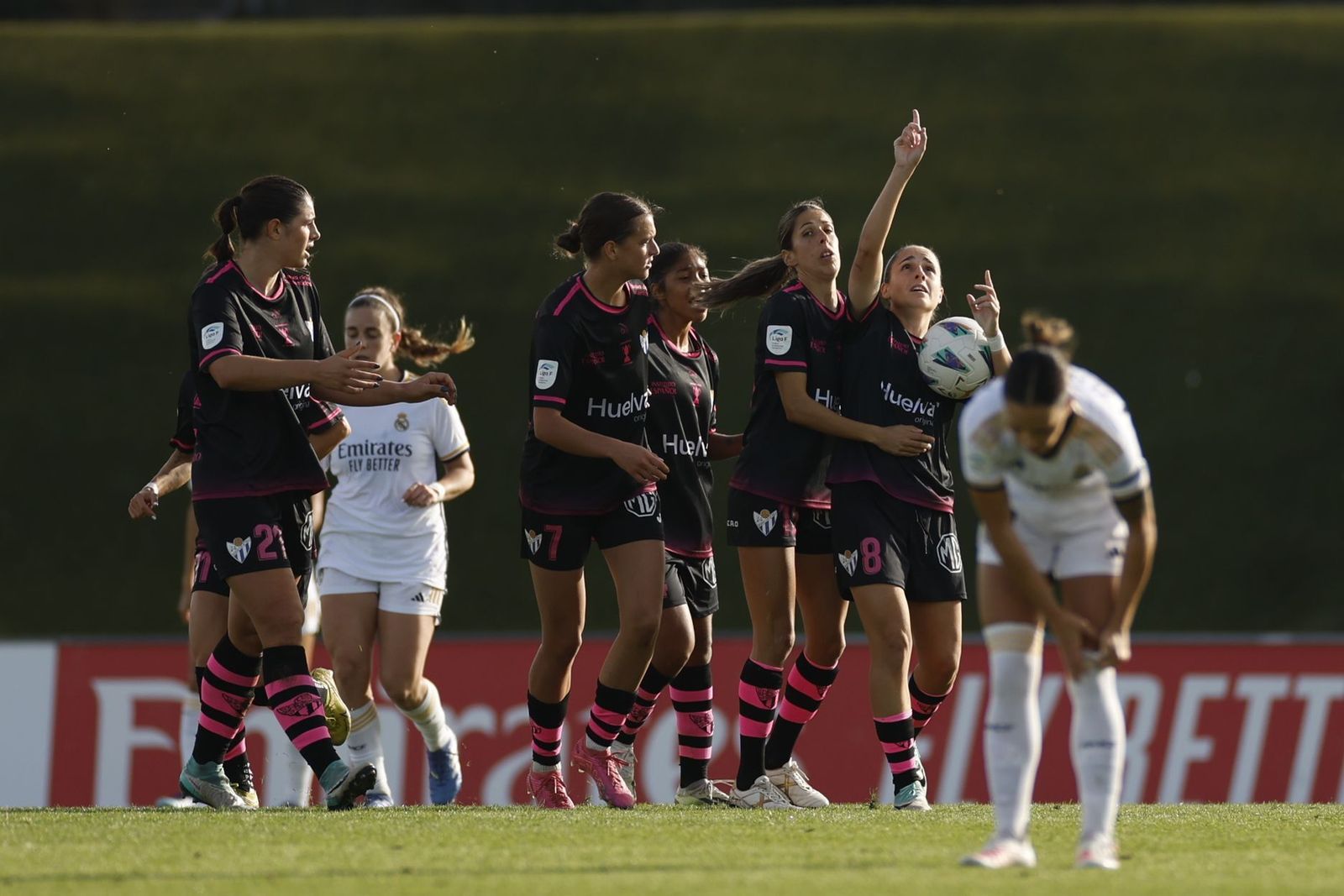 Jugadoras del Sporting celebran el gol al Real Madrid.