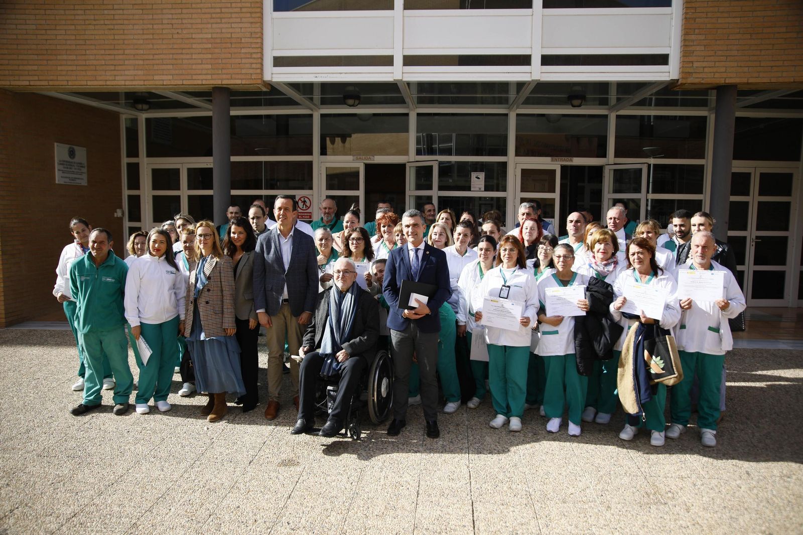 Imágenes de la enterga de certificado de profesionalidad de limpieza de superficies y mobiliarios de VerdiBlanca en la Universidad de Almería