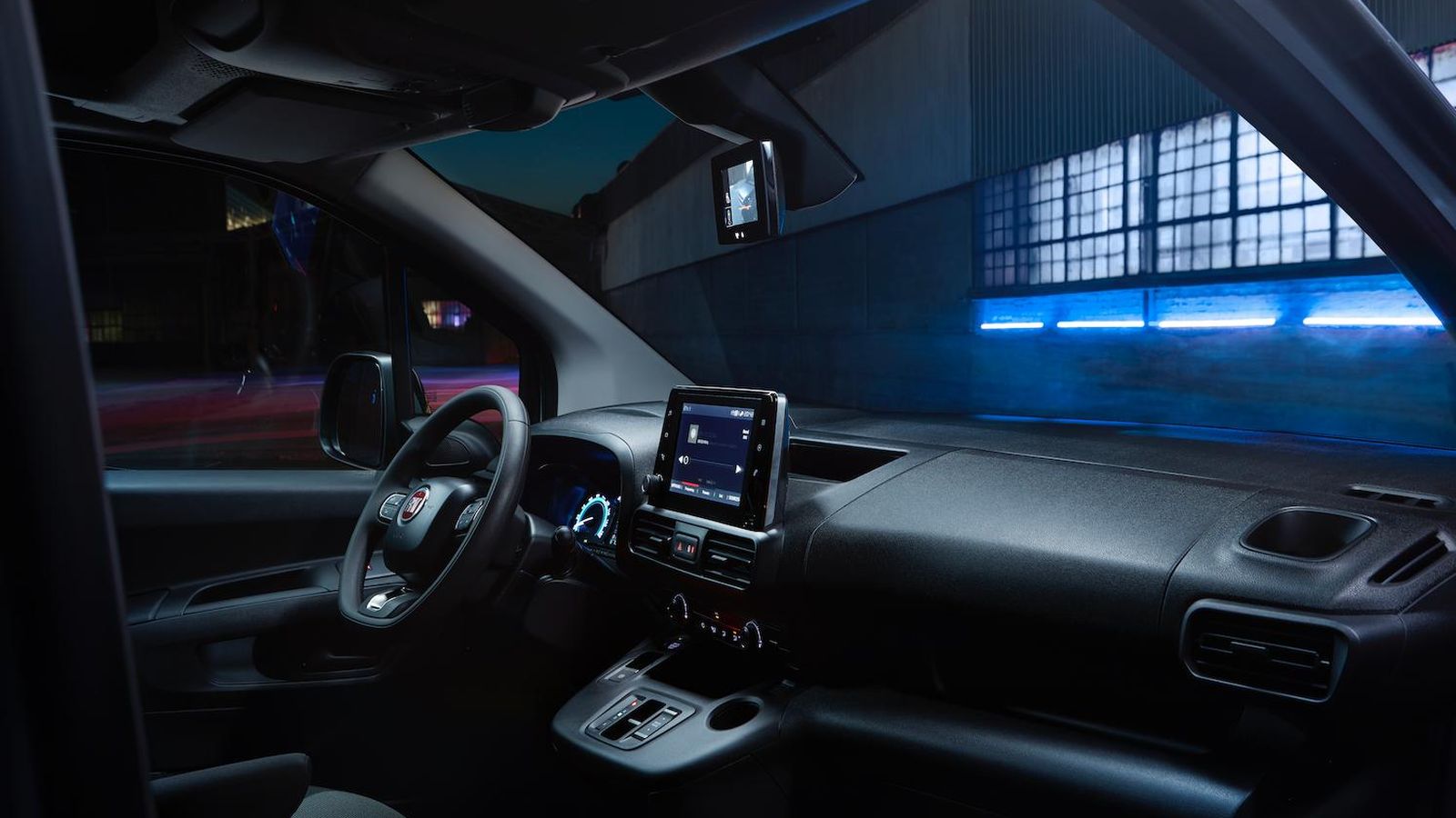 La instrumentación se complementa con un head-up display que se proyecta sobre una lámina transparente.