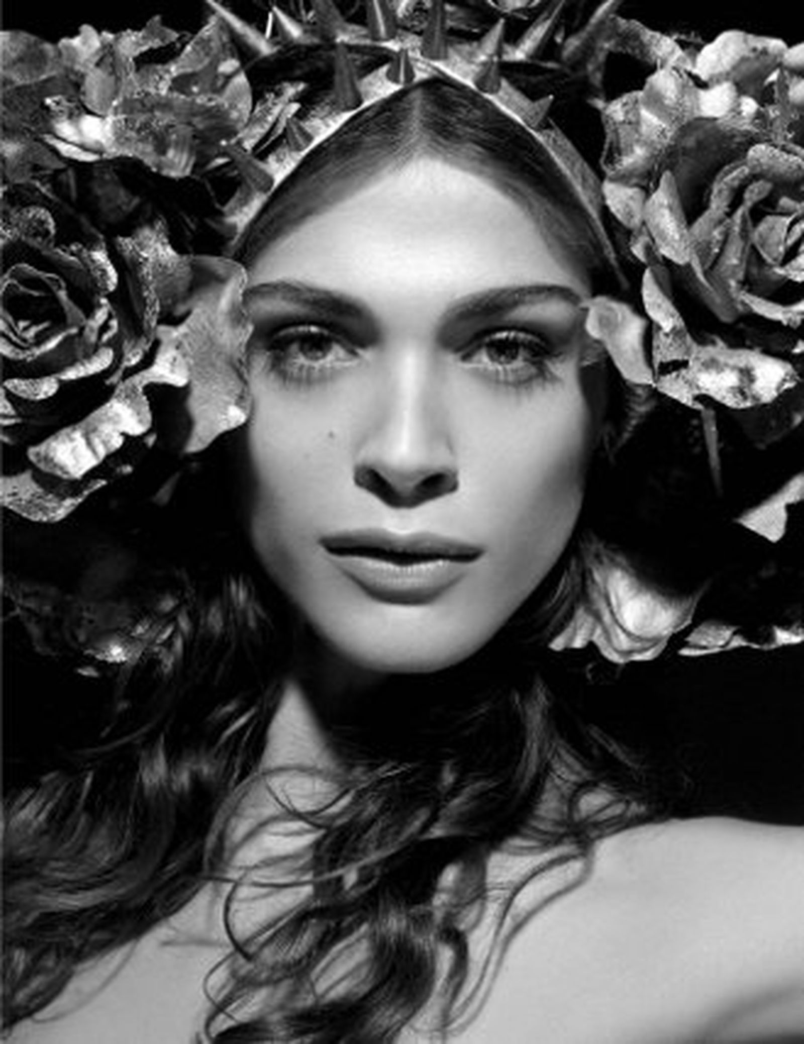 Elisa Sednaoui, como Flora.