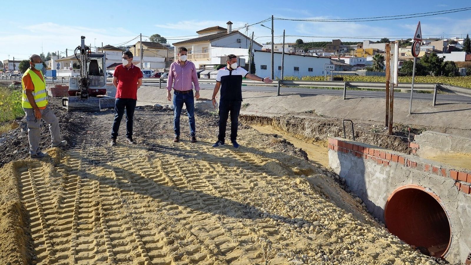 Visita del delegado Jesús Alba a unas obras en La Ina.