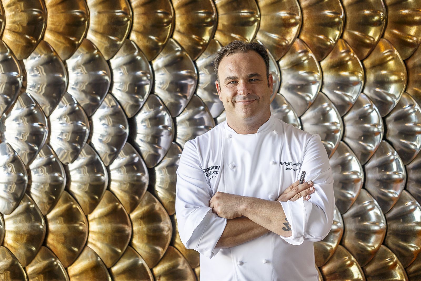 El chef Ángel León posando en su restaurante Aponiente.