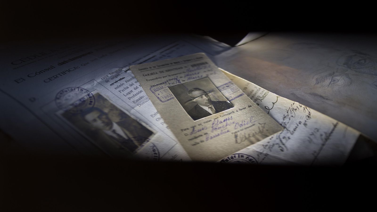 Documentos de Luis Clauss Kindt fotografiados por su nieta.