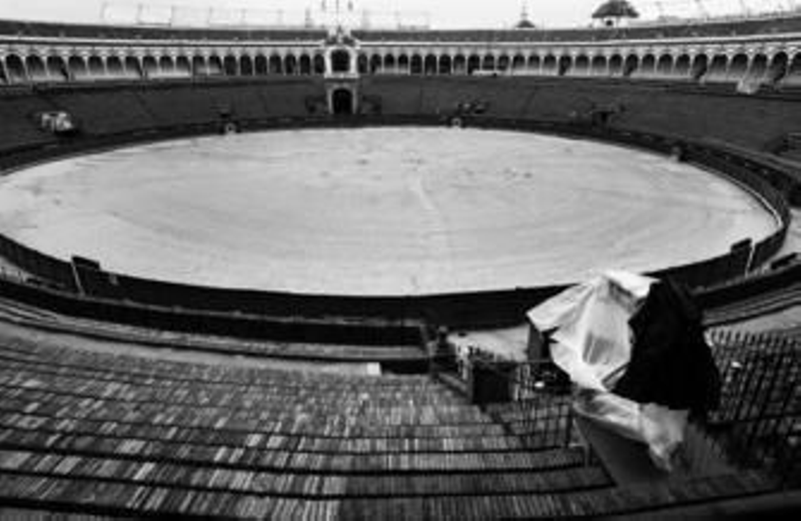 Aspecto que presentaba el ruedo de la Maestranza ayer a mediodía.
