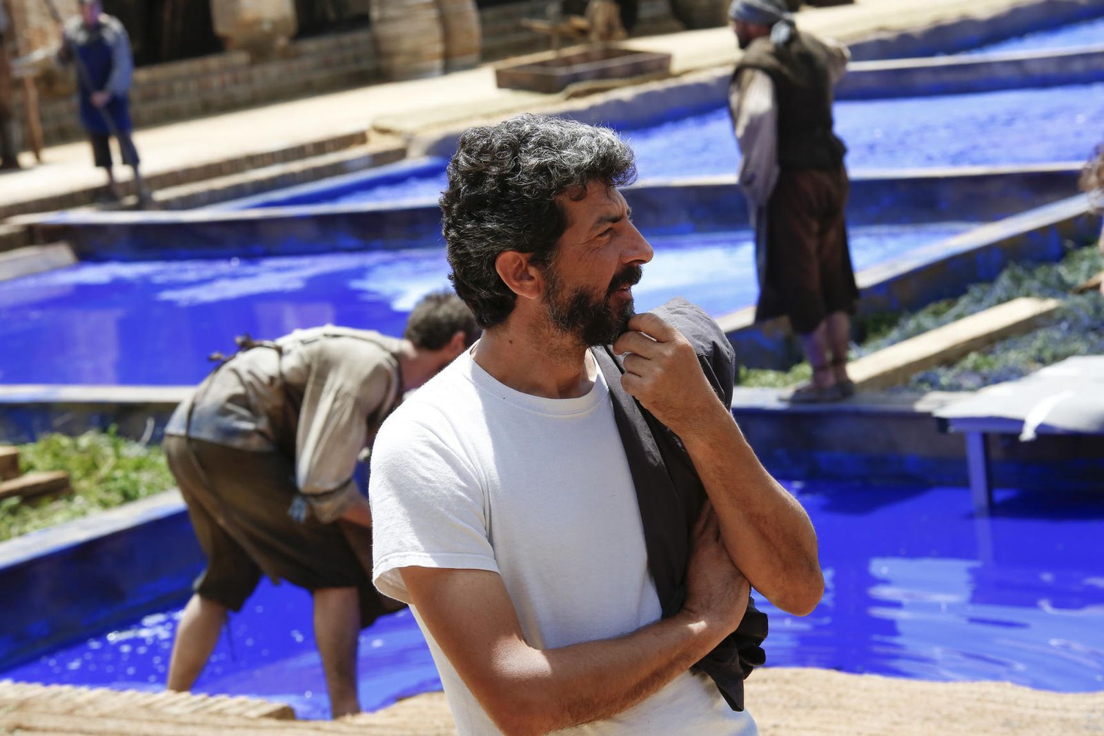 El cineasta Alberto Rodríguez durante el rodaje de la serie televisiva 'La Peste'.