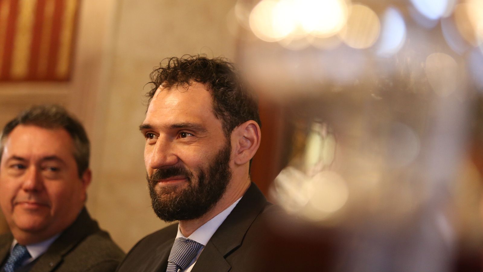 Juan Espadas y Jorge Garbajosa, durante el acto de presentación de la Copa Princesa.