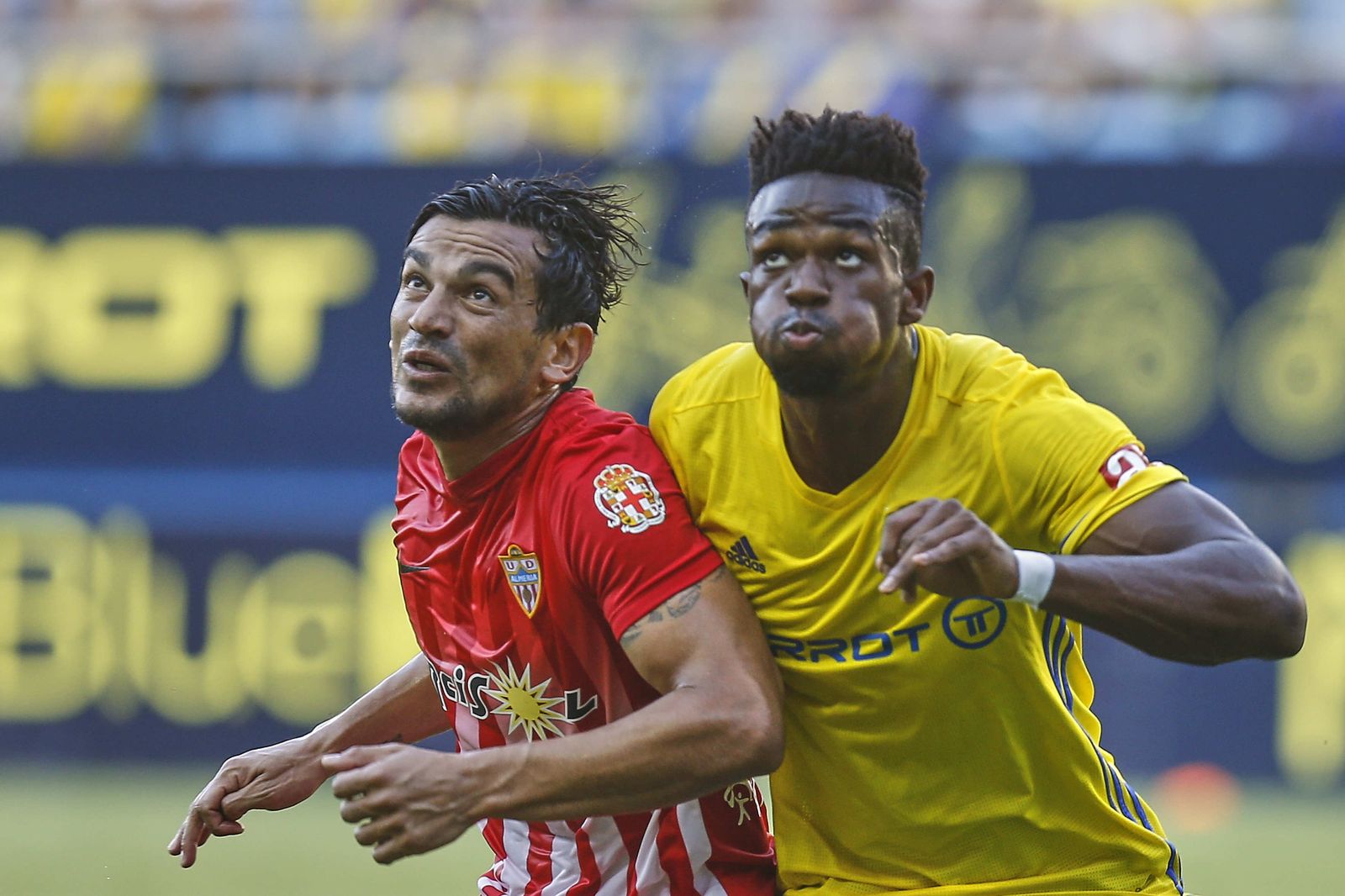 Tino Costa intenta aguantar el empuje del cadista Adama Traoré en el duelo copero del Ramón de Carranza.