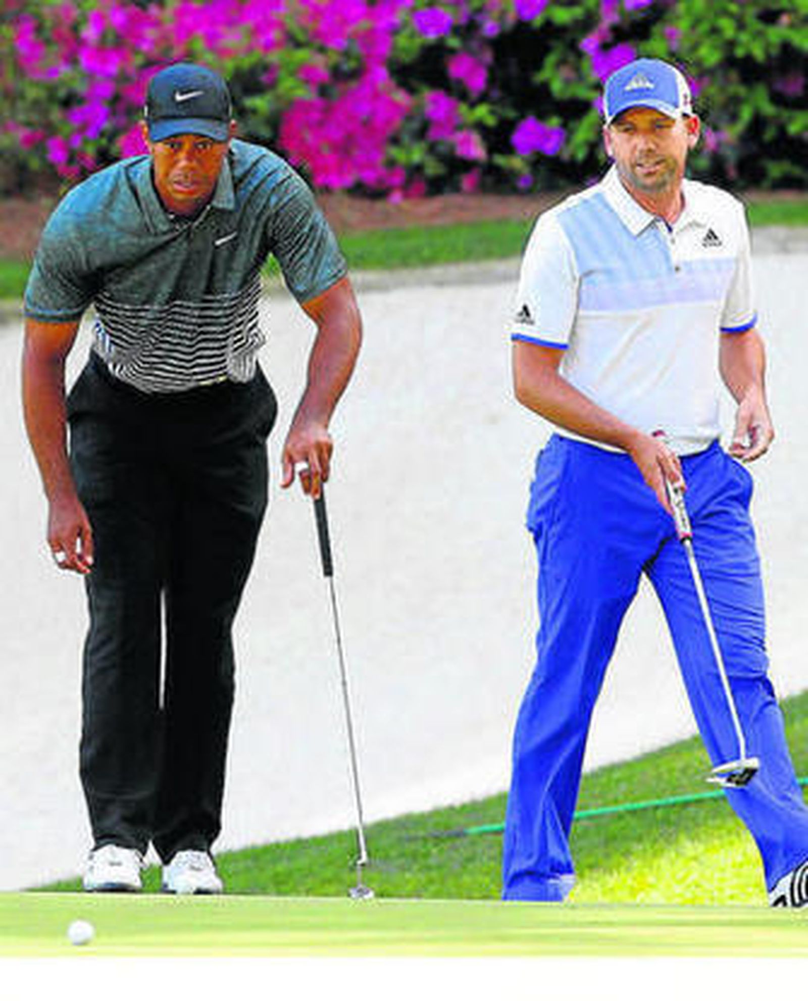 Sergio García observa la bola de Tiger Woods en el hoyo 13.