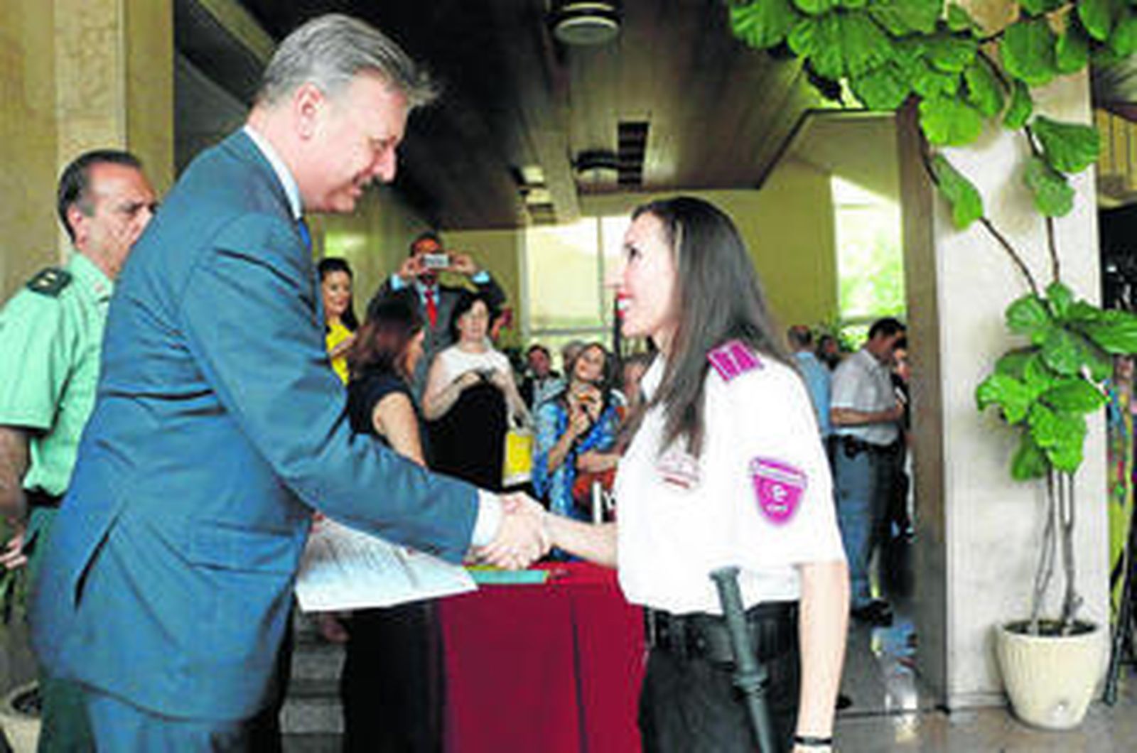 El subdelegado del Gobierno entrega el diploma a una de las galardonadas.