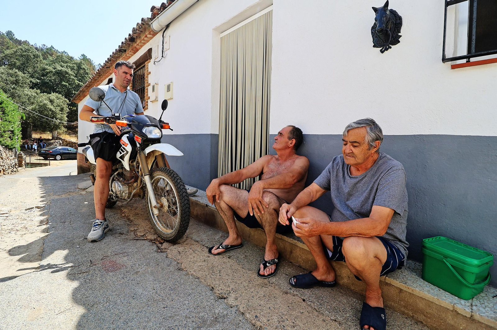 Imágenes de los vecinos de Los Romeros ya en sus casas tras el incendio