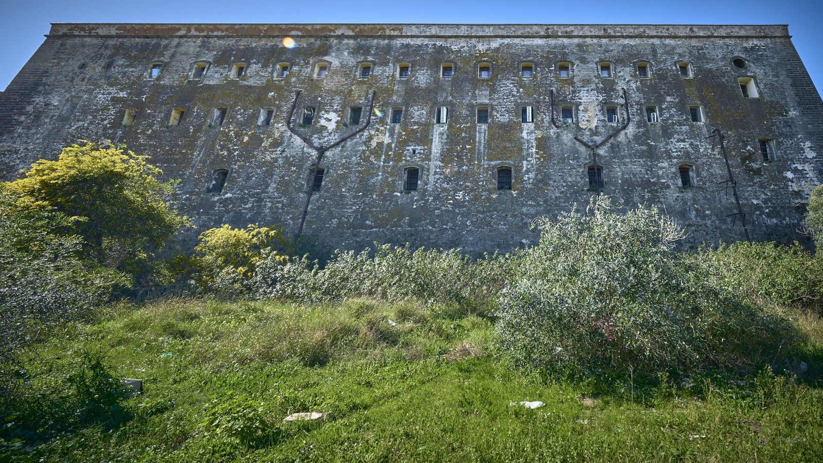 Zona de muralla junto a la estación de tren de  Adif.
