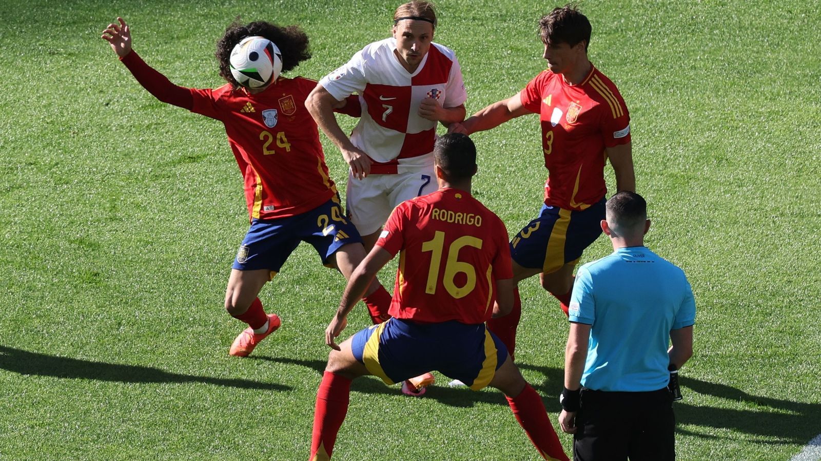 Cucurella despeja una pelota aérea ante Majer.