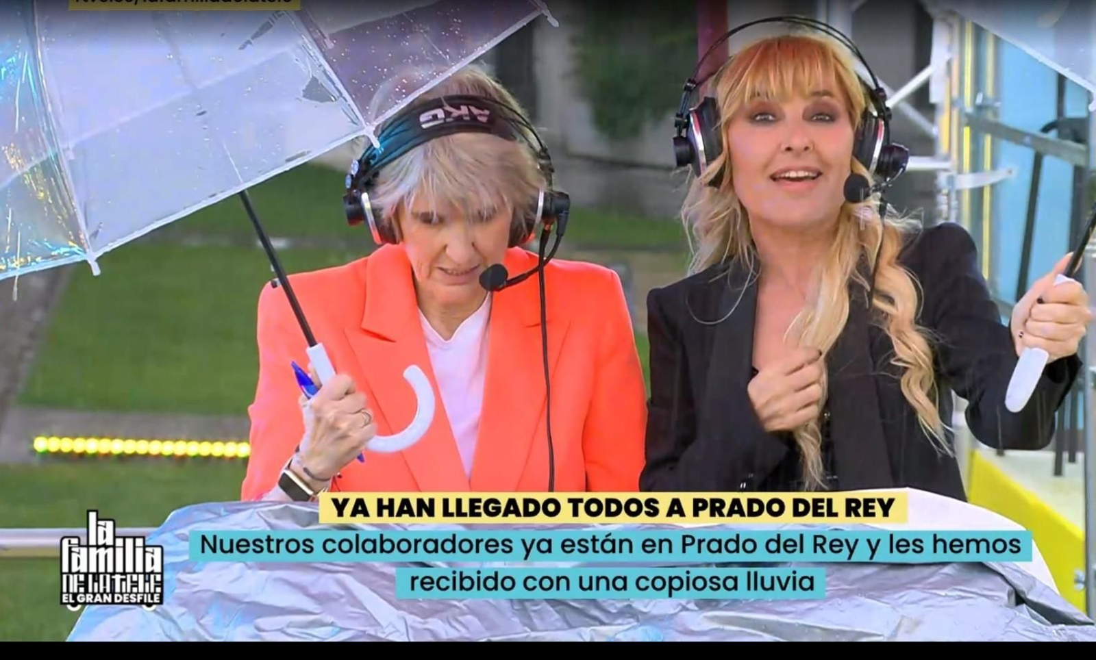 Paloma del Río y Cayetana Guillén Cuervo en la narración del desfile de 'La familia de la tele' pasado por agua