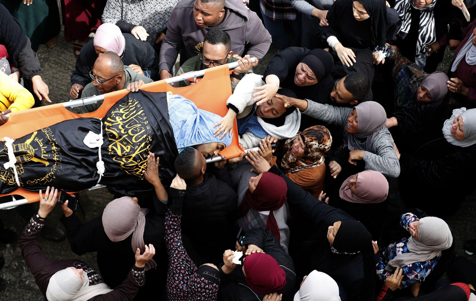 Familiares de un joven palestino asisten a su funeral en Yenin.