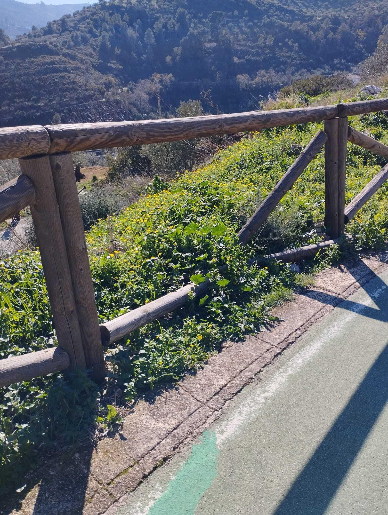 Así se encuentra la Vía Verde de Jabalcuz: vallas rotas, señales arrancadas y suciedad