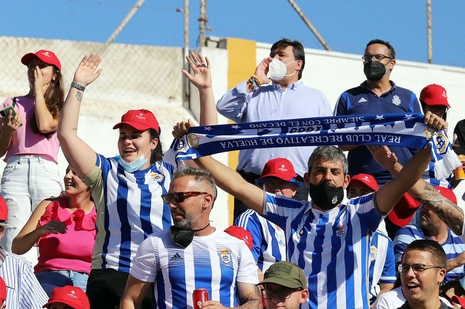 Imágenes de la afición más fiel del Recre en su visita al campo del Antoniano