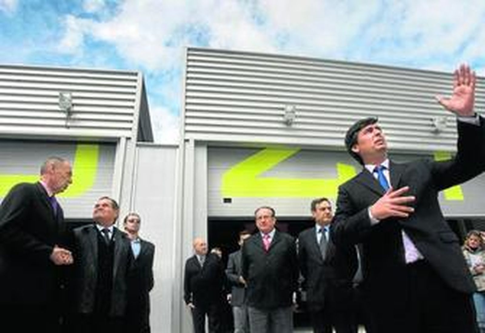 Álvaro Camacho explica los detalles del parque a los directivos de Cepsa, autoridades y empresarios presentes en la inauguración.