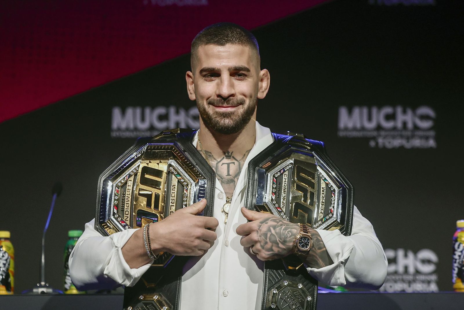 Ilia Topuria acabó 2025 como campeón invicto de peso ligero en la UFC, tras un hito histórico al conquistar el título vacante en junio al noquear en el primer asalto a Charles Oliveira en UFC 317. Topuria se convirtió así en el décimo peleador en la historia en ganar cinturones en dos divisiones diferentes (pluma y ligero).