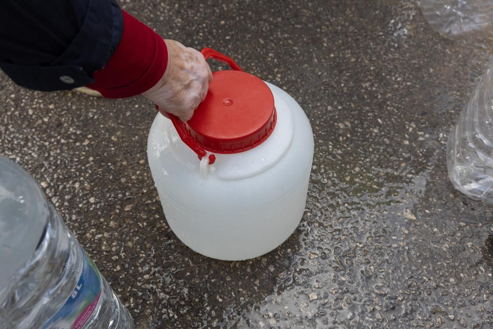 Reparten agua en Mote Lope Alvárez tras prohibir su consumo por presencia de bromato
