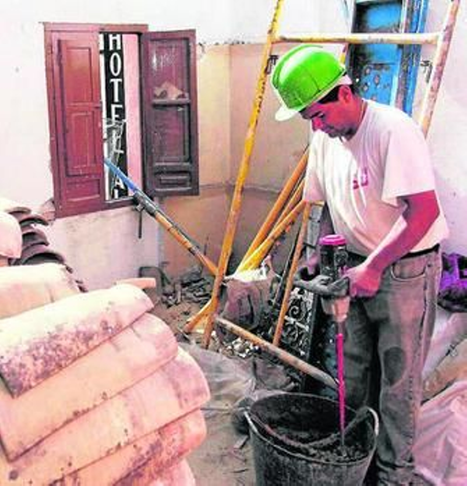 Un obrero trabaja en la rehabilitación de una vivienda.