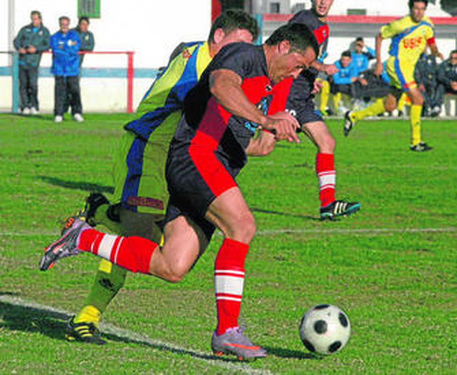 Tatán se mide en carrera con un rival en el partido de la pasada jornada ante el Isla Cristina.