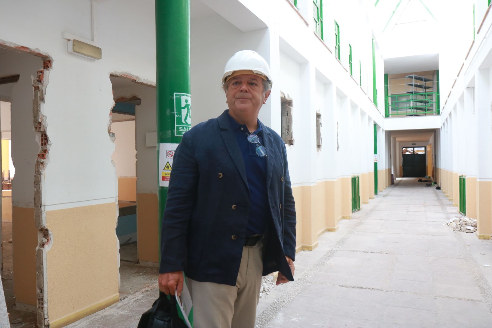 Salvador Fuentes durante la visita a las obras.