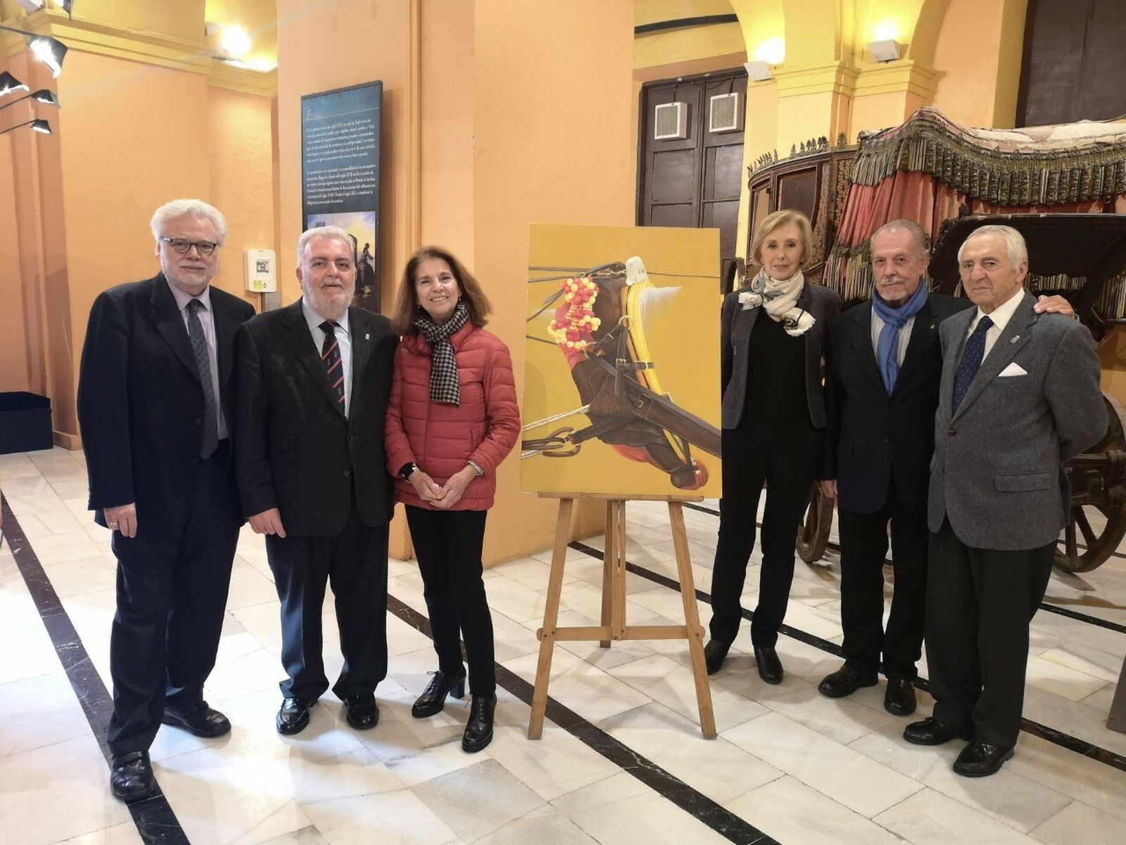 El ganador del concurso de carteles junto a los miembros del jurado.