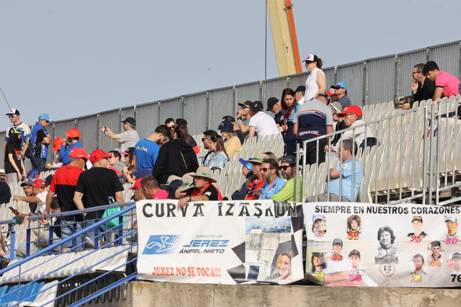 Ambiente del viernes en las gradas del Circuito de Jerez - Ángel Nieto