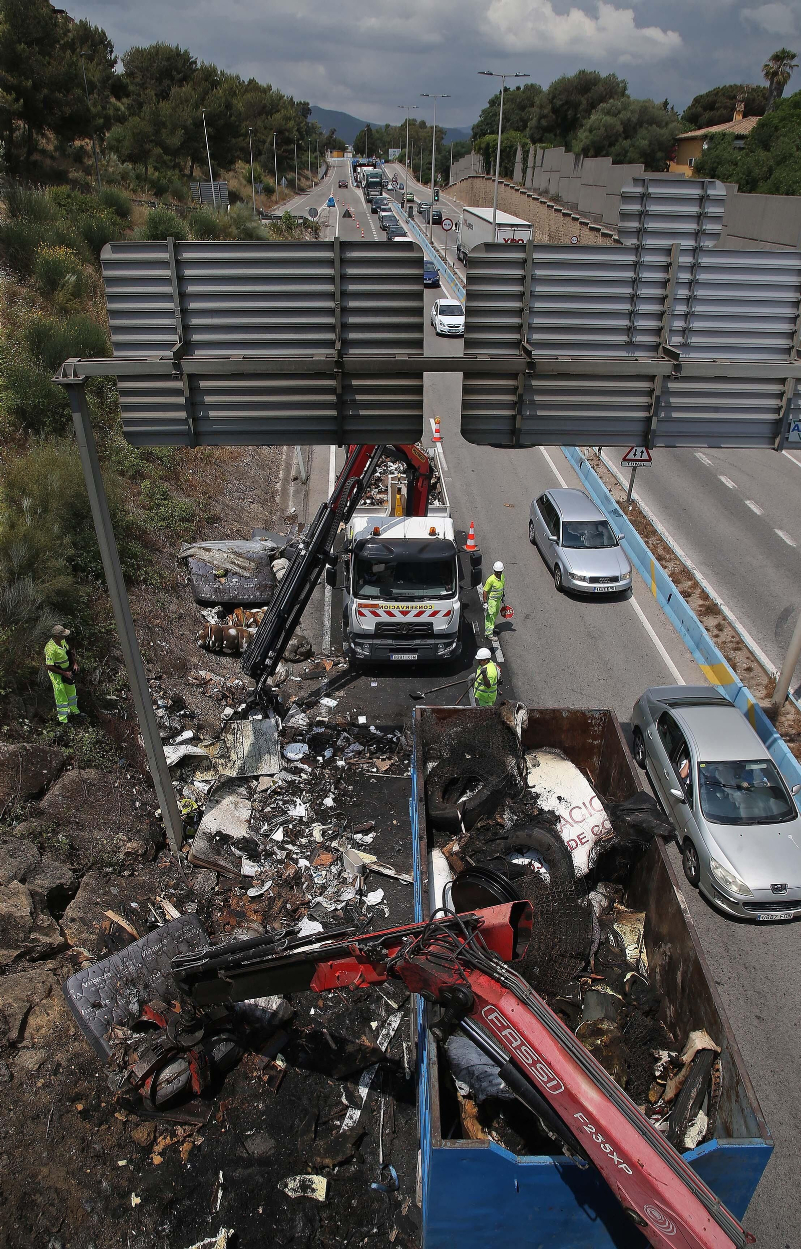 Fotos de la retirada de la carga del camión incendiado en el acceso norte de Algeciras