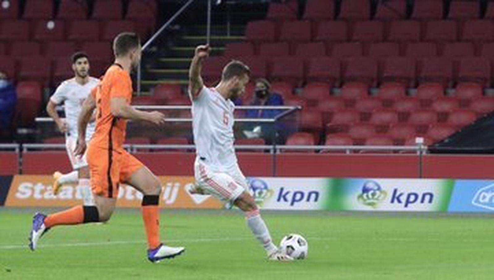 Canales, en el momento de disparar a puerta para lograr su gol.