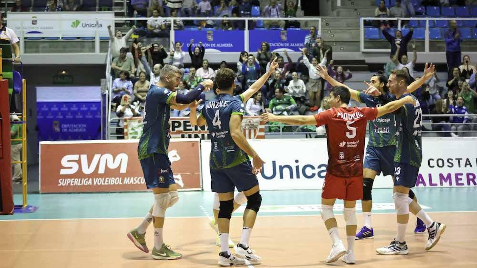 Los ahorradores celebran un punto conseguido durante un partido de este curso disputado en el Moisés Ruiz.