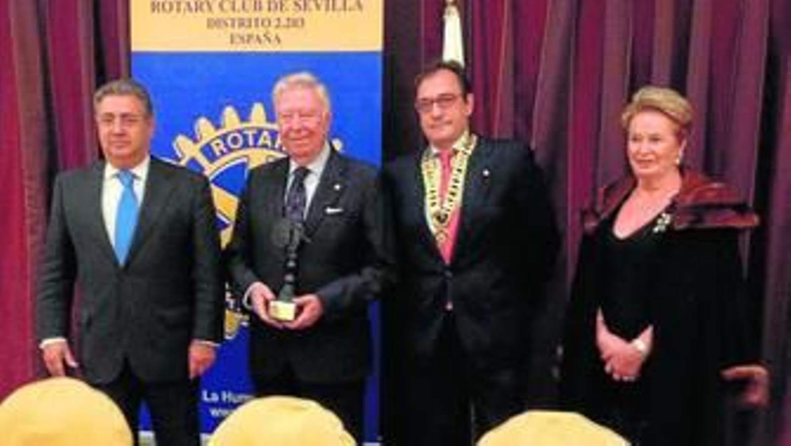 El alcalde de Sevilla, Juan Ignacio Zoido (izqda.) entregó el premio a José Luis García Palacios. El alcalde de Sevilla, Juan Ignacio Zoido (izqda.) entregó el premio a José Luis García Palacios.