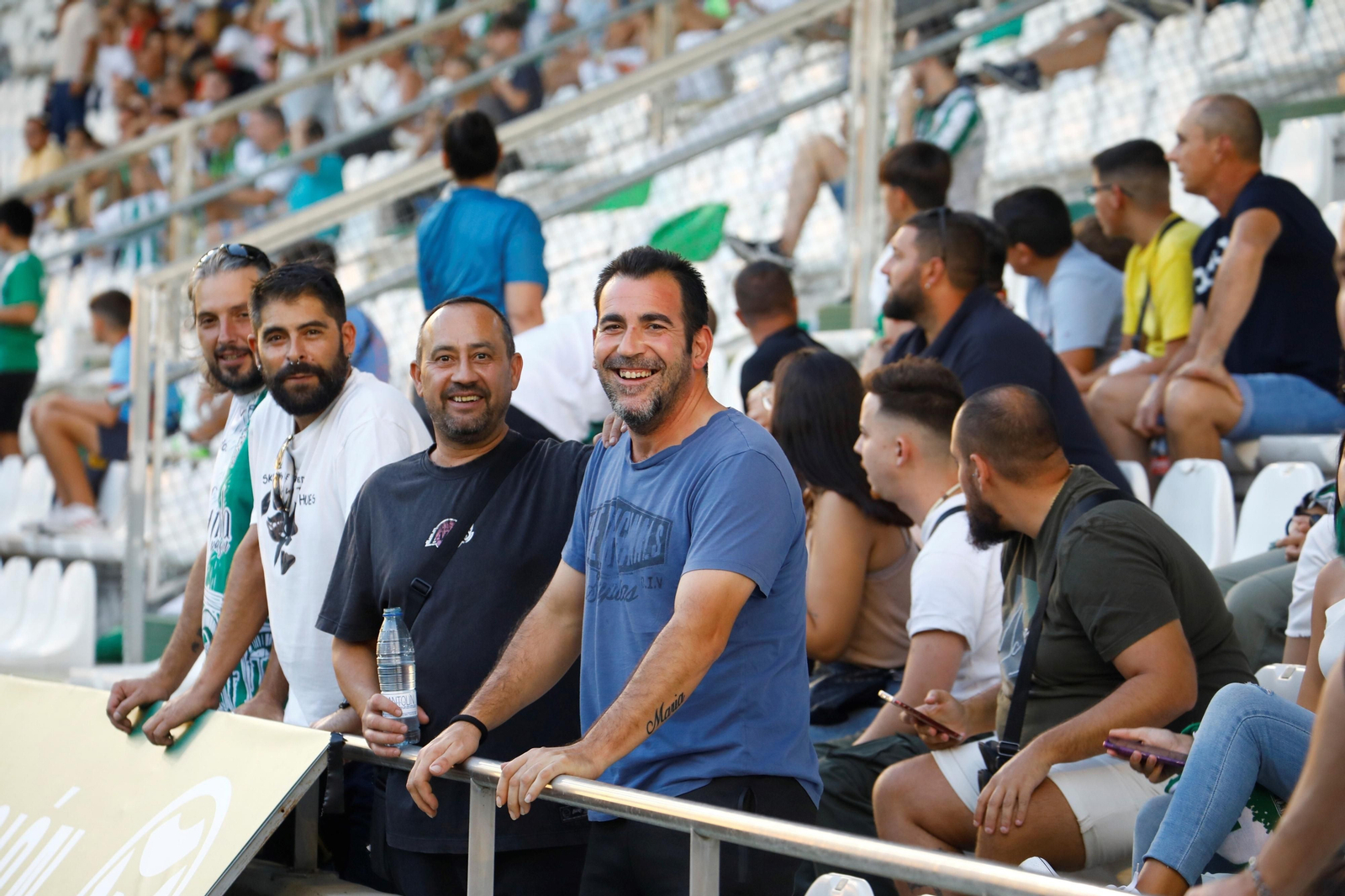 El ambiente en las gradas de El Arcángel para el Córdoba CF - Recreativo Granada, en imágenes