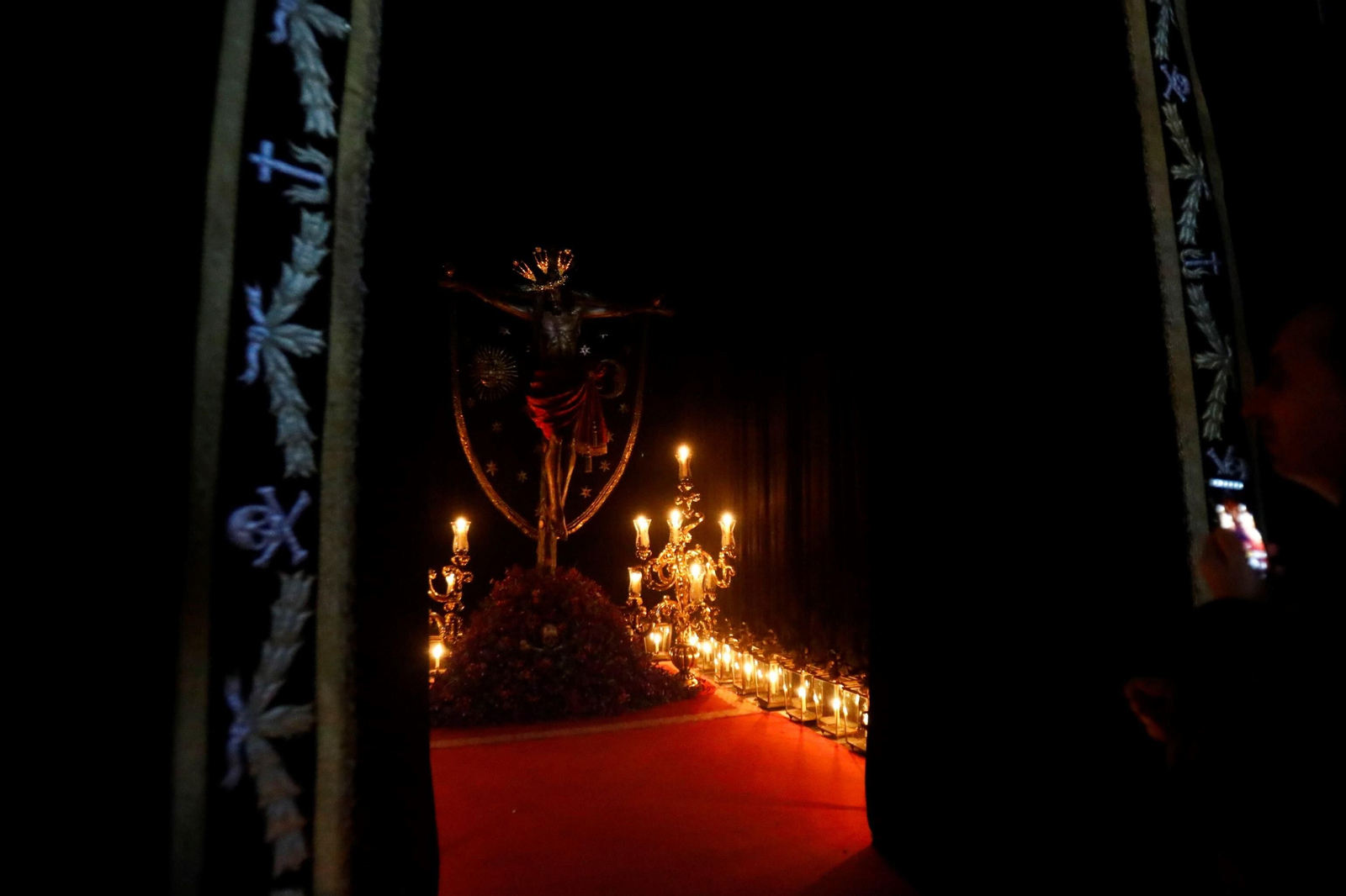 El besapiés al Remedio de Ánimas de San Lorenzo, en imágenes