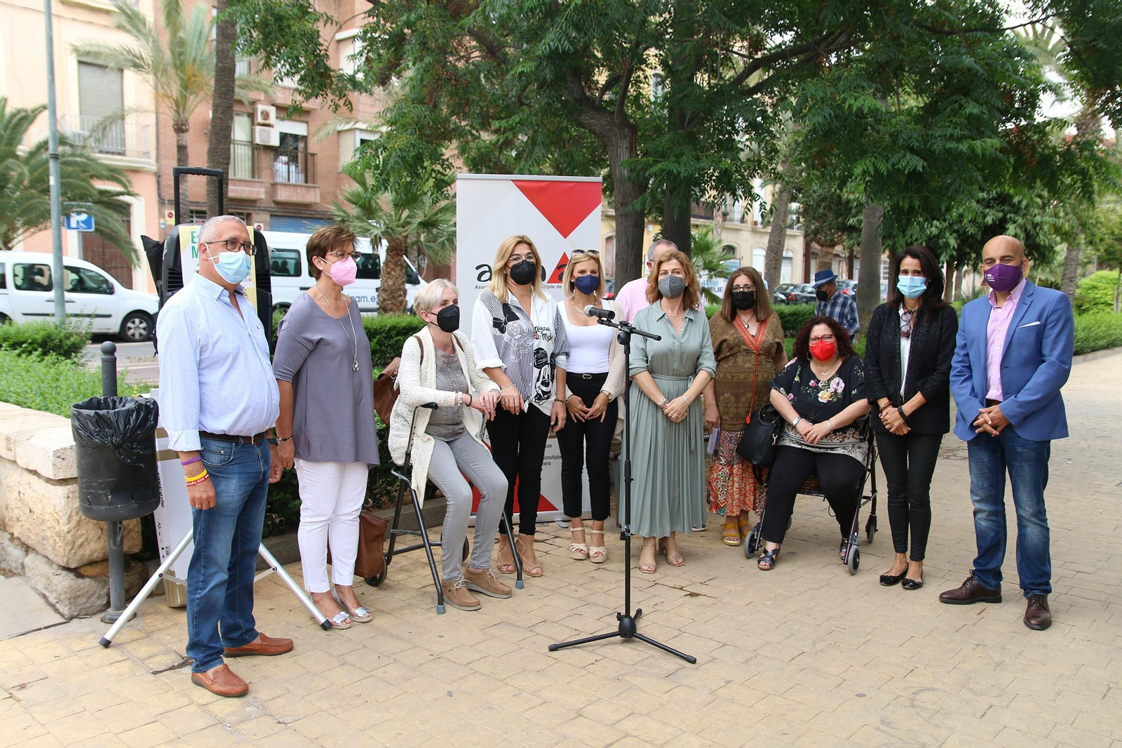 Lectura del manifiesto junto a la sede de AEMA.