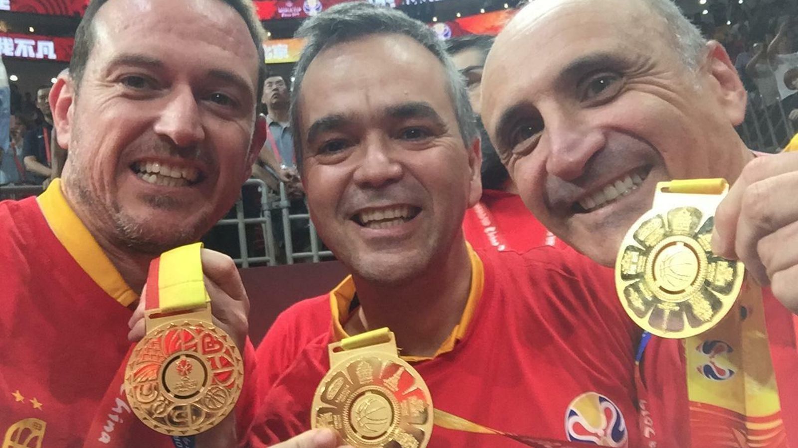 Salas, Cañete y Salinas posan con la medalla de oro.