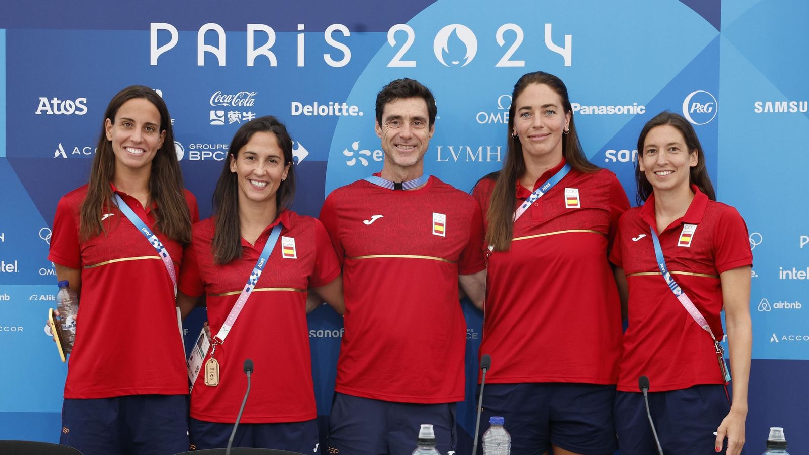 Las integrantes del equipo femenino olímpico español de waterpolo  Pilar Peña, Anni Espar, su entrenador Miki Oca, Maica García y Laura Ester.