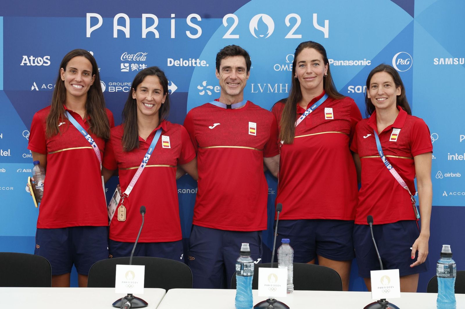 Las integrantes del equipo femenino olímpico español de waterpolo  Pilar Peña, Anni Espar, su entrenador Miki Oca, Maica García y Laura Ester.