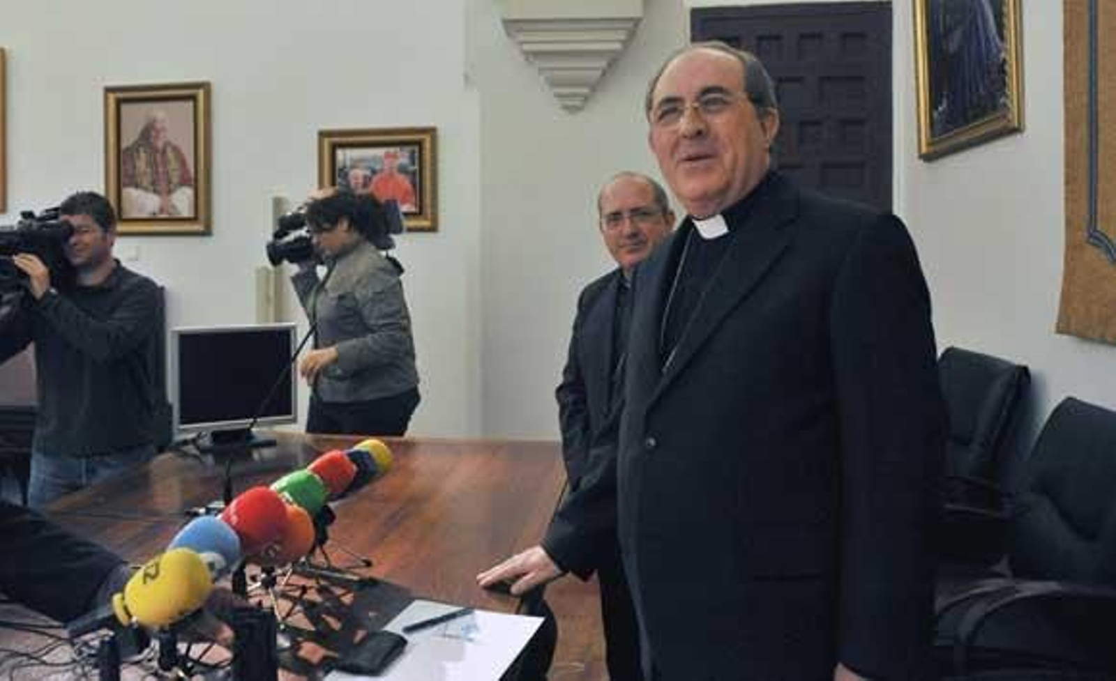 Asenjo: "Con el papa Francisco sólo cambiarán algunas cosas de oropel"