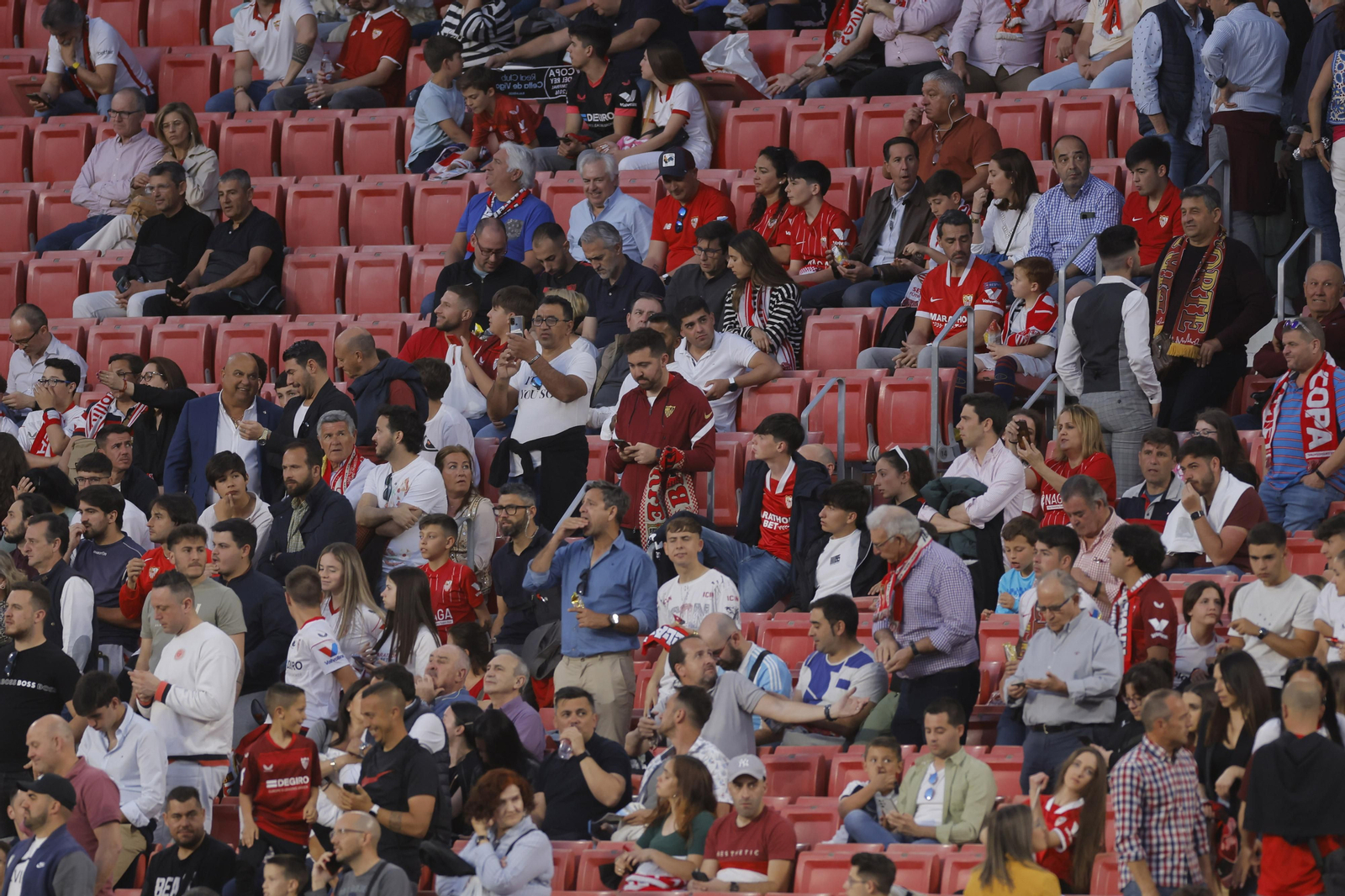 Búscate en las fotos del Sevilla-Celta